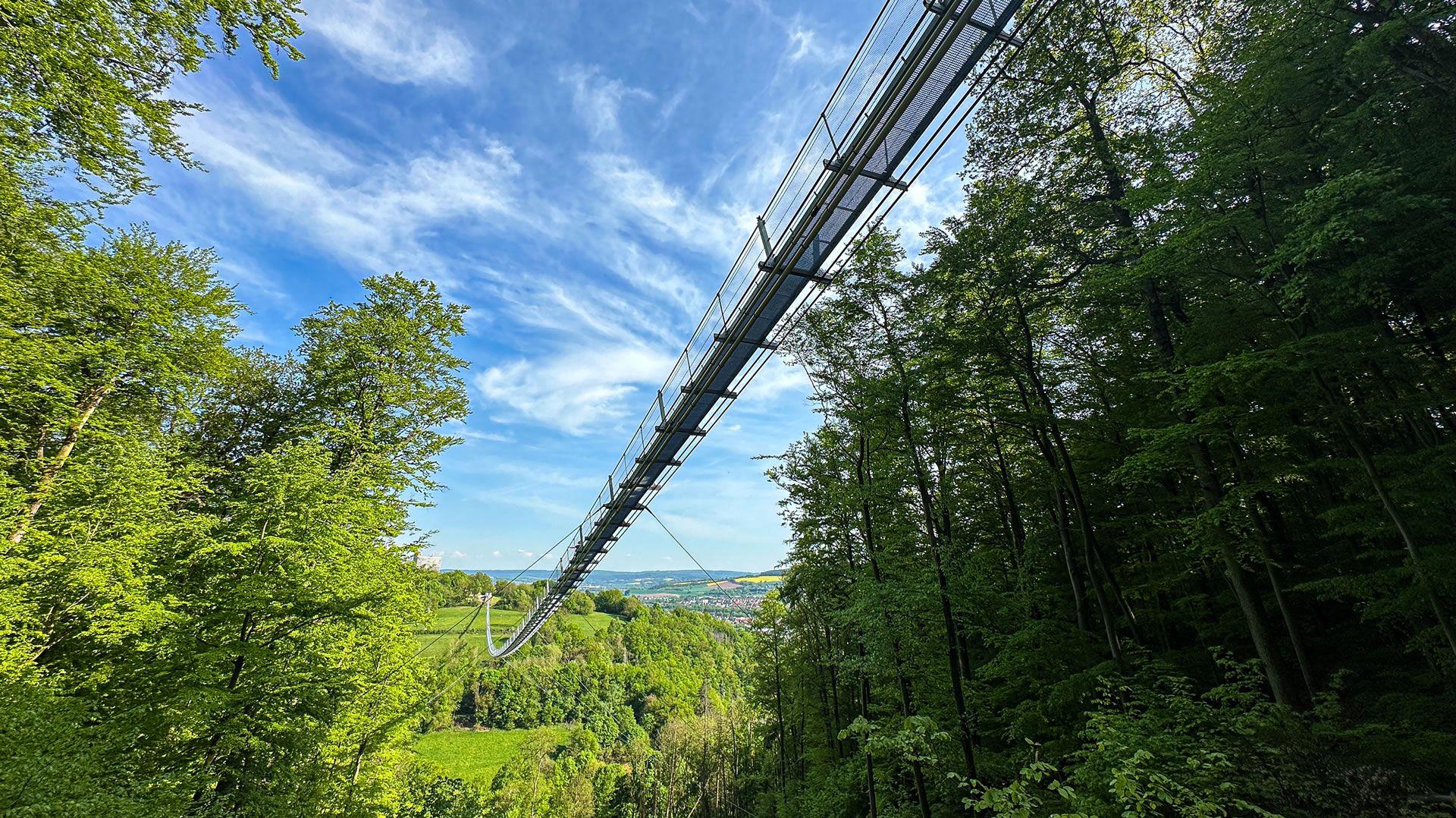 Besucher auf der Highwalk Hängebrücke Rotenburg